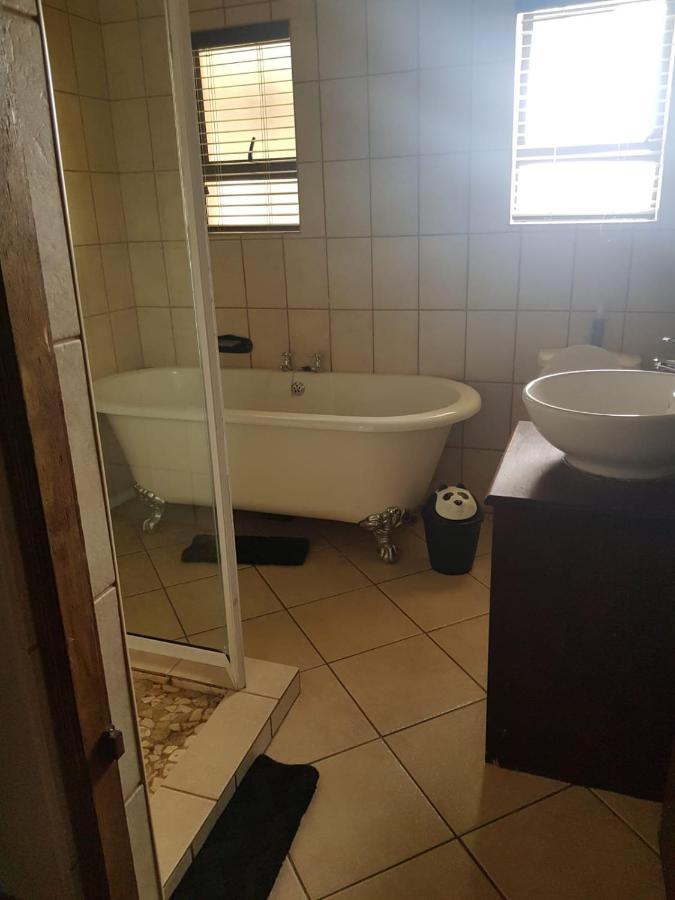 Tsessebe Guesthouse Bloemfontein Bagian luar foto