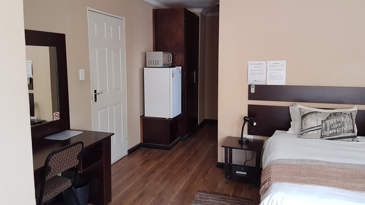 Tsessebe Guesthouse Bloemfontein Bagian luar foto